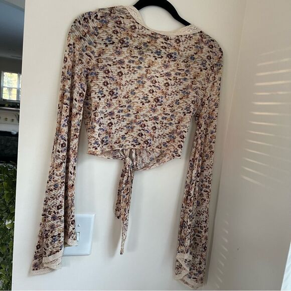 Free People cream and floral clasp front top w tie in front and bell sleeves - Picture 9 of 12